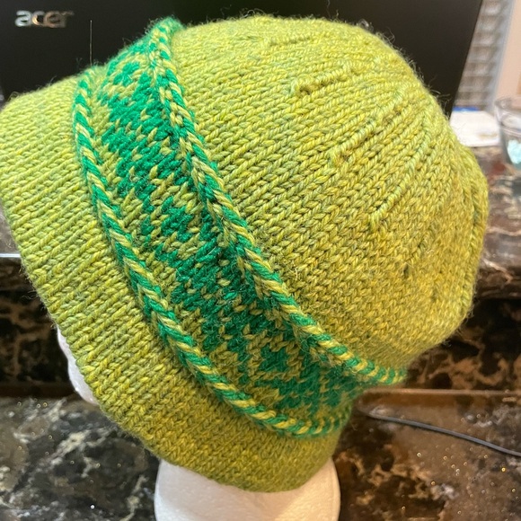 UNISEX Handcrafted knit bucket style stylish toque. Perfect for a guy or girl- - Picture 2 of 7